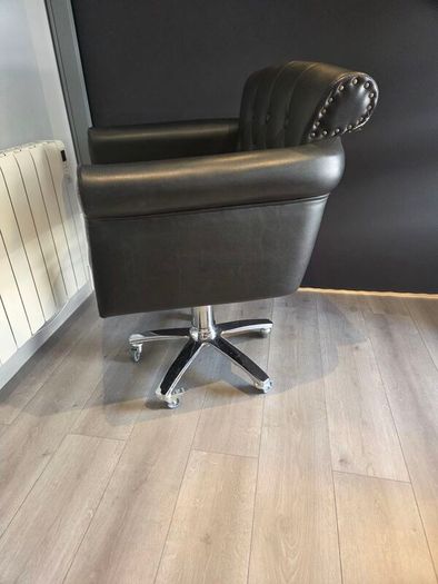 Salon chair