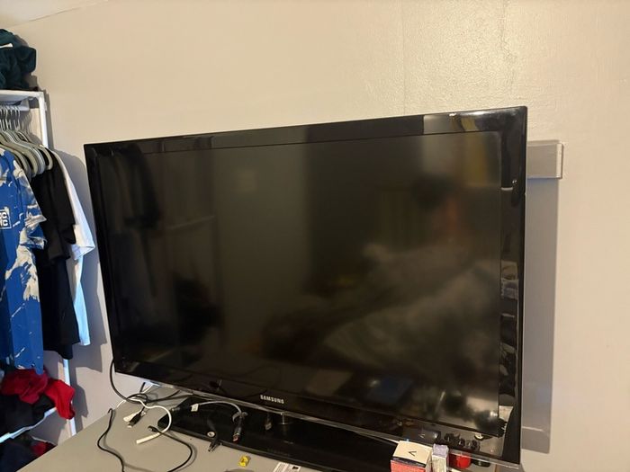 Ultimate Gaming Station: PS4 Pro 1TB + PSVR Full Kit + 46" Samsung TV + 5 Games + 3 Controllers
