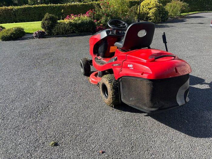 Ride on lawnmower