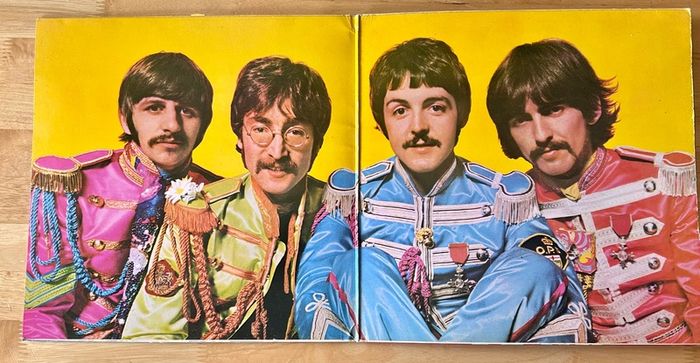 The Beatles : Sgt Pepper's / original 1967 pressing with cutouts
