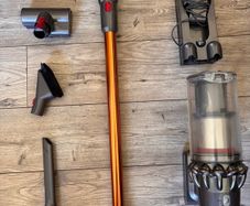 Dyson V10(As new)