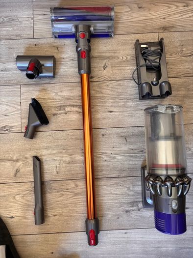 Dyson V10(As new)