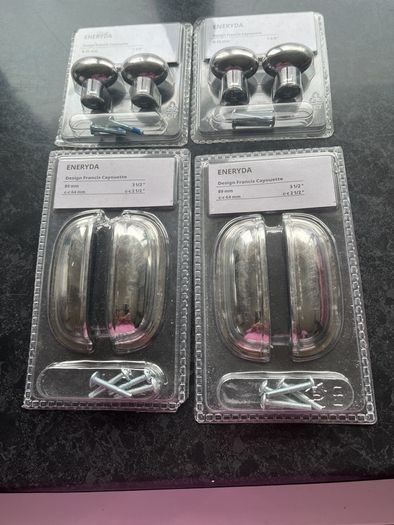 Knobs and drawer pulls
