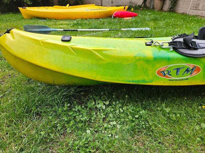 2x Single Kayaks (Sit-on + Sit-in) + 2 Paddles, Spraydeck, Buoyancy Bags, Pump & Universal 2-Kayak Roof Rack