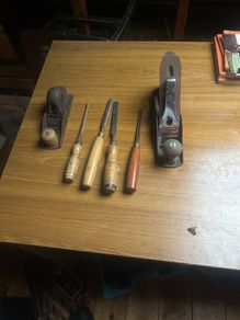 2 vintage planes 4 wood carving chisels