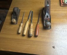 2 vintage planes 4 wood carving chisels