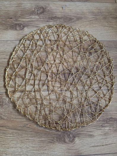 12 Gold Circular Table Centrepiece Mats