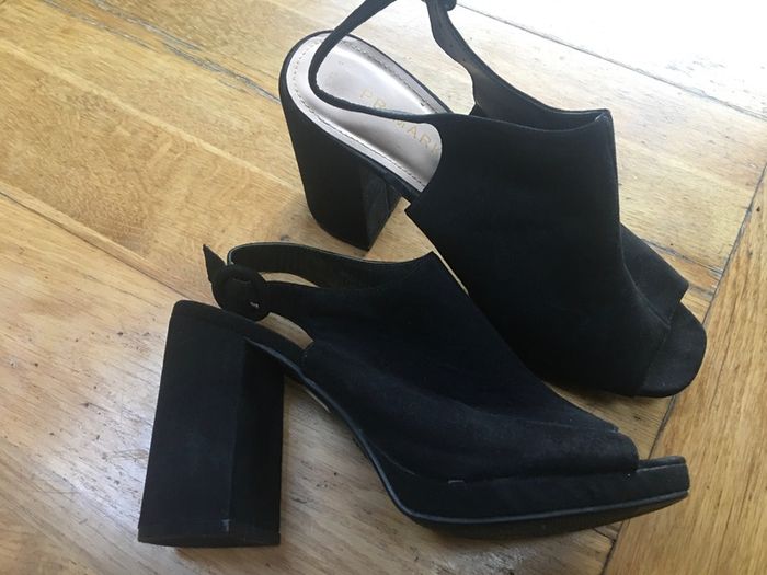 Ladies black high heels size 6.