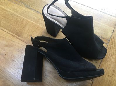 Ladies black high heels size 6.