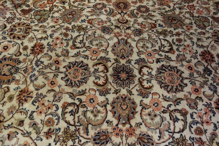 P.ersian Tabriz Rug 3.1 X 2.43m (TZ)