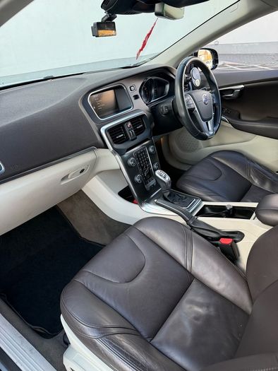 Volvo V40 2013 Automatic 1.6 TURBO PETROL Low kilometer 108,000km