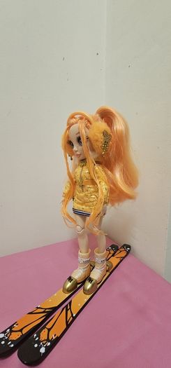 Rainbow High Fashion Doll Poppy Rowan Winter Break W/Skis