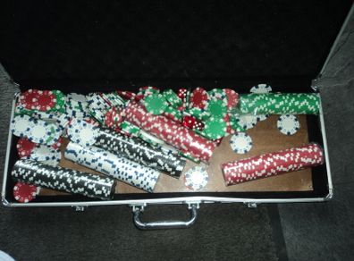 Box poker chips