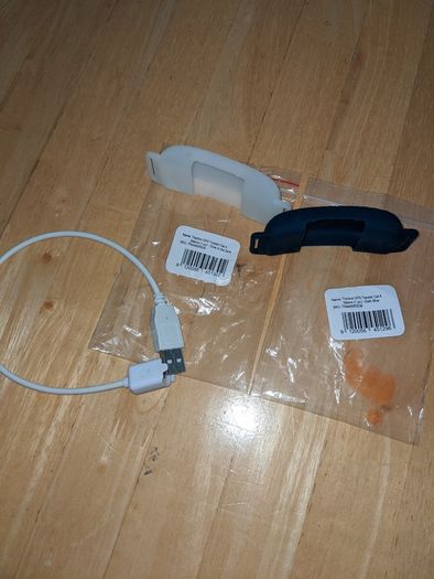 Tractive Cat 4 GPS tracker sleeves + charging cable