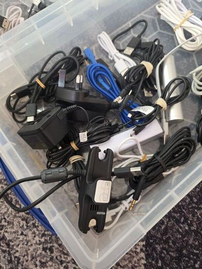 Cables, chargers...all 10e