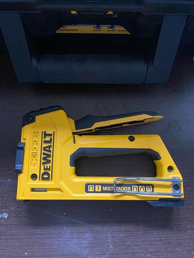 DeWalt 5-in-1 Multi-Duty Manual Tacker & Brad Nailer
