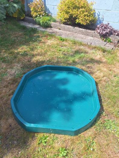 Water and sand sensory play tub
