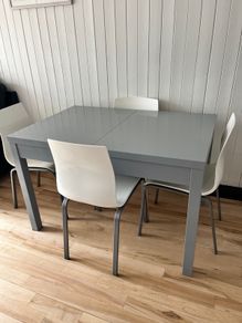 Extendable table with 3 chairs