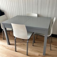 Extendable table with 3 chairs