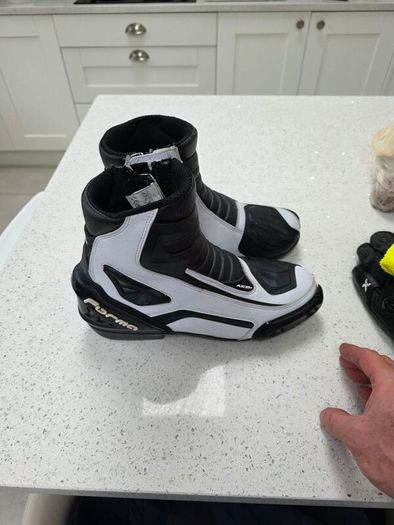 Forma axel boots size 9