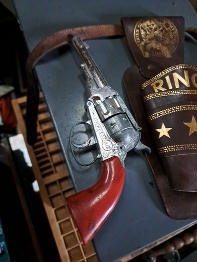 Vintage Cowboy Gun @ Leather Holster