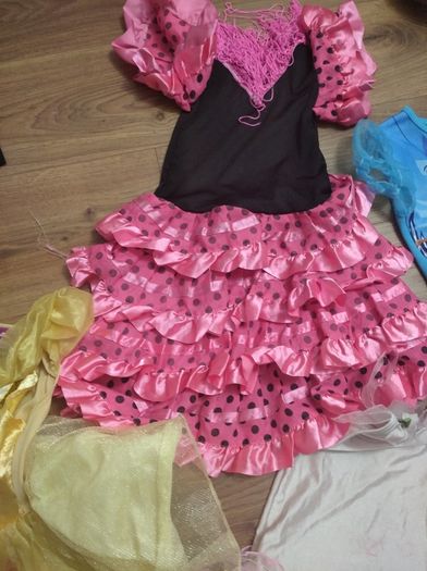 Halloween costumes, Fancy dresses 2-4