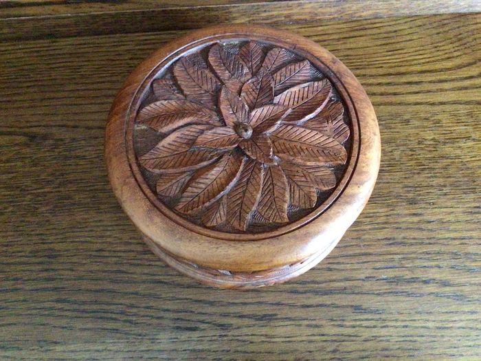 Wooden circular box with carved leaf pattern