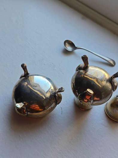 Vintage newbridge silver plate salt & pepper set (epns) with spoon