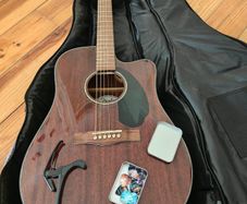 Mahagony Acoustic Steel Guitar including Capo, Case and picks