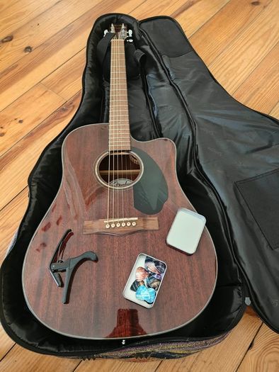 Mahagony Acoustic Steel Guitar including Capo, Case and picks