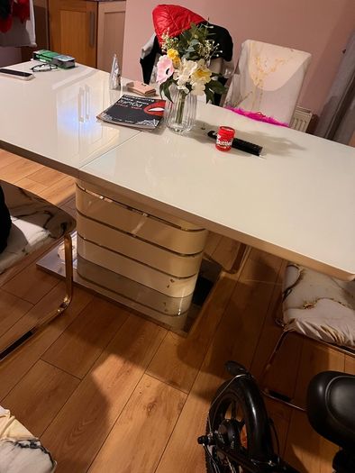 Extendable table and 5chairs free to take away