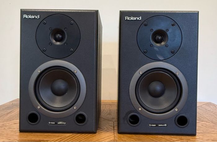 Roland DS-50A Bi-Amp Digital 24 bit Monitors