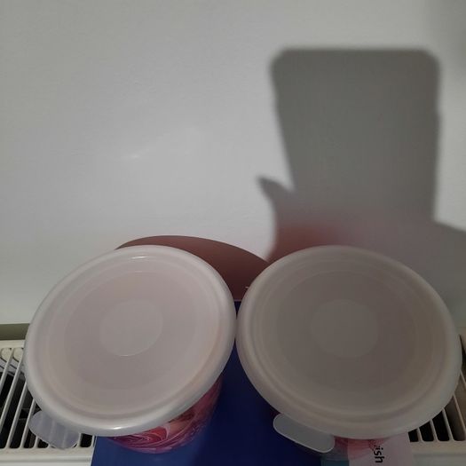 2 airtight containers