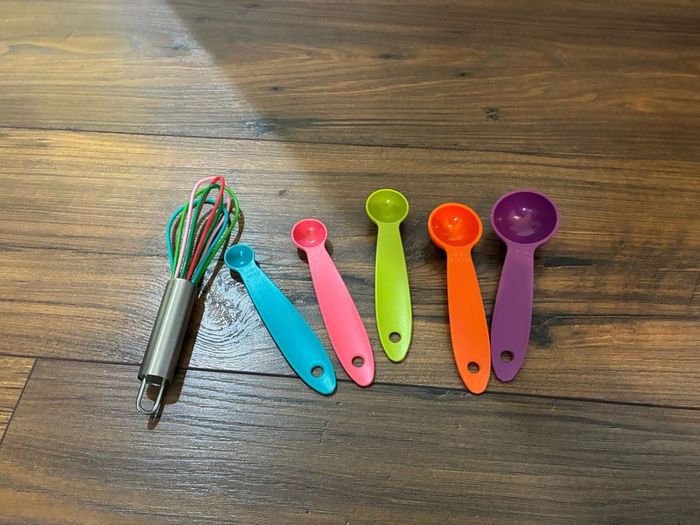 Assorted kitchen toys (food / dishes / appliances, 60+ items)