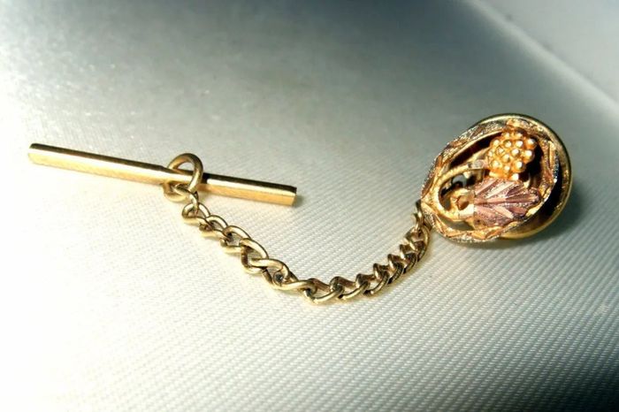 Pristine Vintage Black Hills 10k/12k Gold Tie Pin