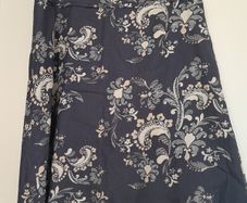 Skirt in dark purple with flower print