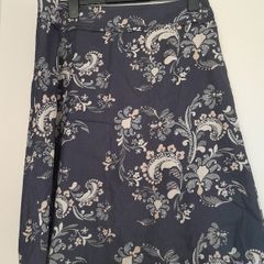 Skirt in dark purple with flower print