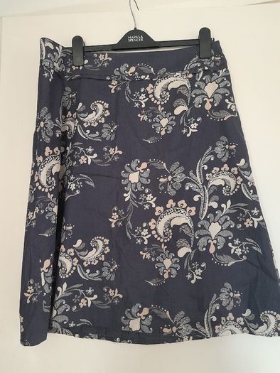 Skirt in dark purple with flower print