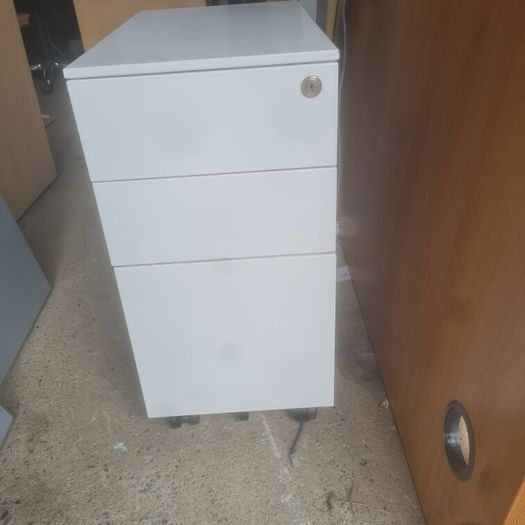 White 3 drawee metal pedestals