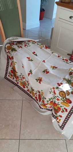 Stunning New Unused Modern Era Fine Linen Hand Printed Tablecloth 52 x 52 inches