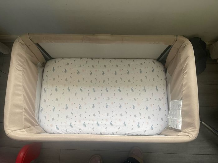 Bedside Crib with two cover sheets