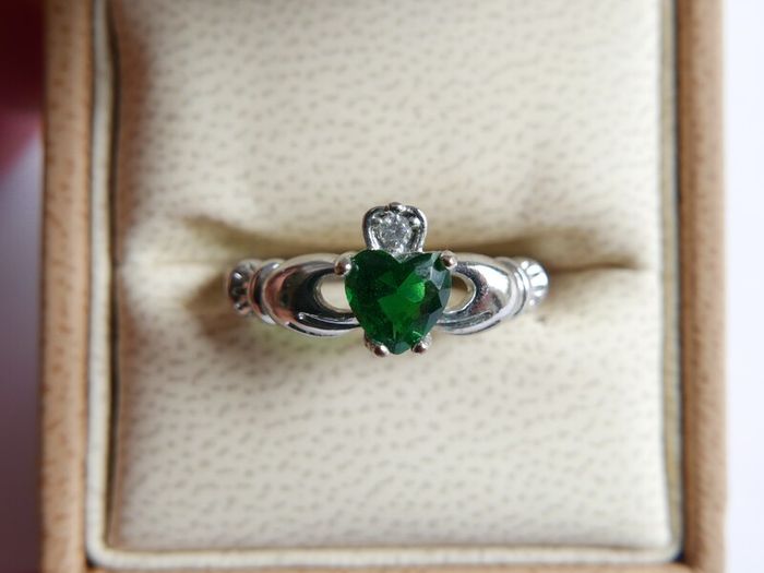 Vintage 925 Sterling Silver Claddagh Ring with Green Heart Stone size Q - 2,5g