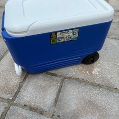igloo cool box on wheels