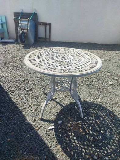 garden table and chairs