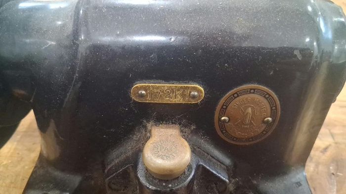 Singer 172K1 Industrial Leather Glove Sewing Machine Head Only