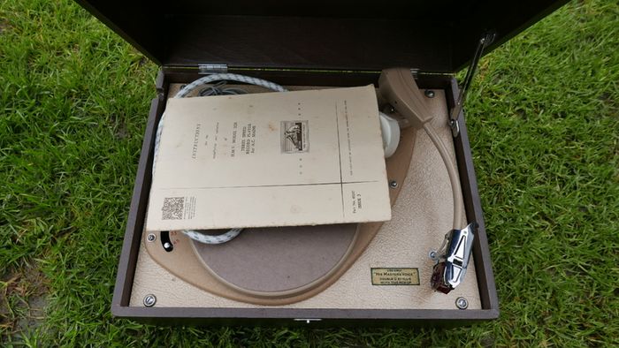 Vintage Record Player His Masters Voice, The Gramophone Company Ltd.; Middlesex (it seems to work fine, without speakers) (very good condition)