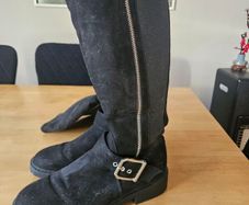 knee high black boots