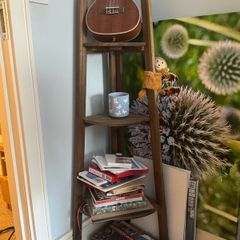 Triangular shelf