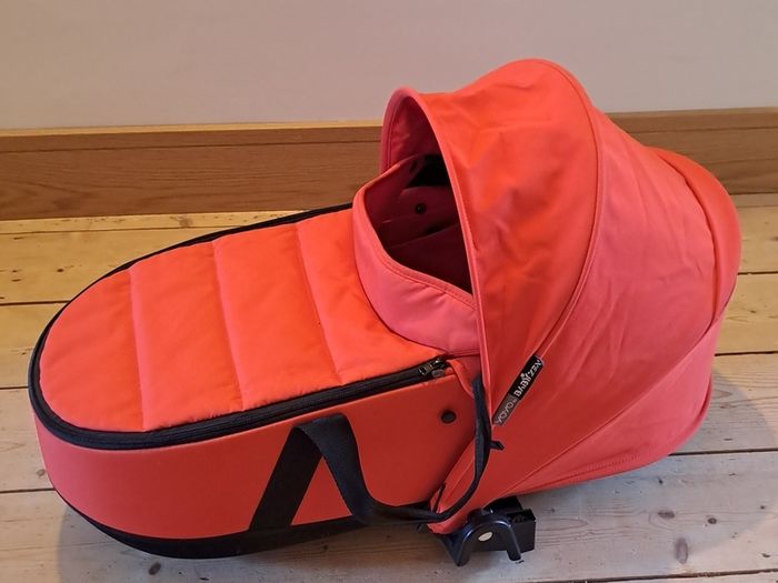 Babyzen yoyo with newborn bassinet