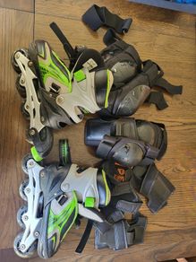 Kids adjustable inline skates with pads